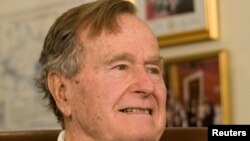 Ex presidente George H. W. Bush está internado en un hospital de Houston.