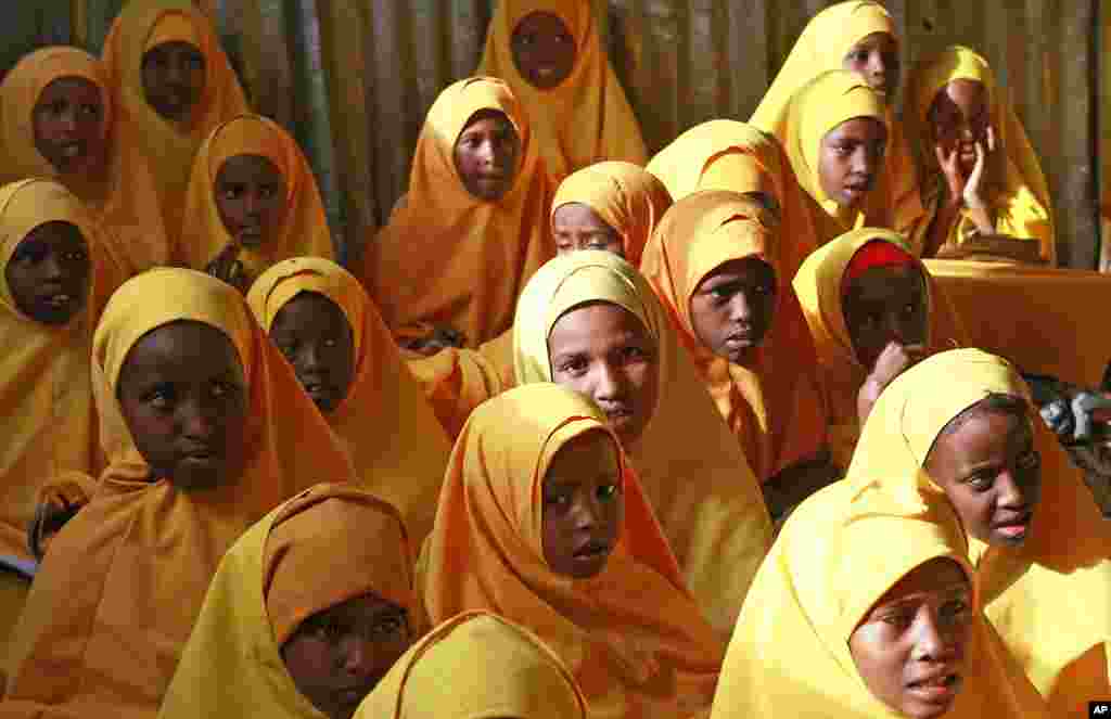 Somali refugee girls attend Koran classes at the Liban integrated academy at the Ifo refugee camp in Dadaab, near the Kenya-Somalia border, August 2, 2011. (Reuters)