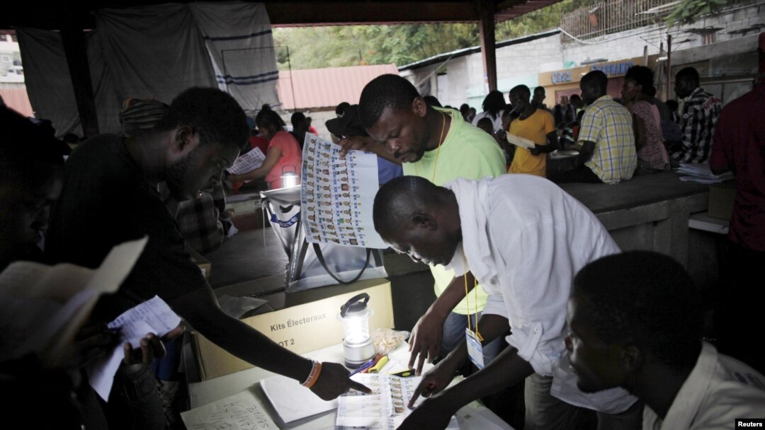 Petugas TPS merevisi kertas suara dalam penghitungan hasil pemilu di Port-au-Prince, Haiti (9/8). 