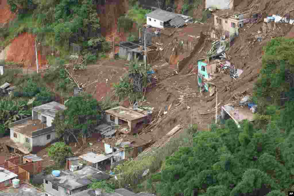 Um morro em Teresópolis depois de um deslizamento de terras.