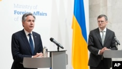 Menteri Luar Negeri Ukraina Dmytro Kuleba, kanan, dan Menteri Luar Negeri AS Antony Blinken mengadakan konferensi pers bersama di Kyiv, Ukraina, Rabu, 15 Mei 2024. (Foto: AP)