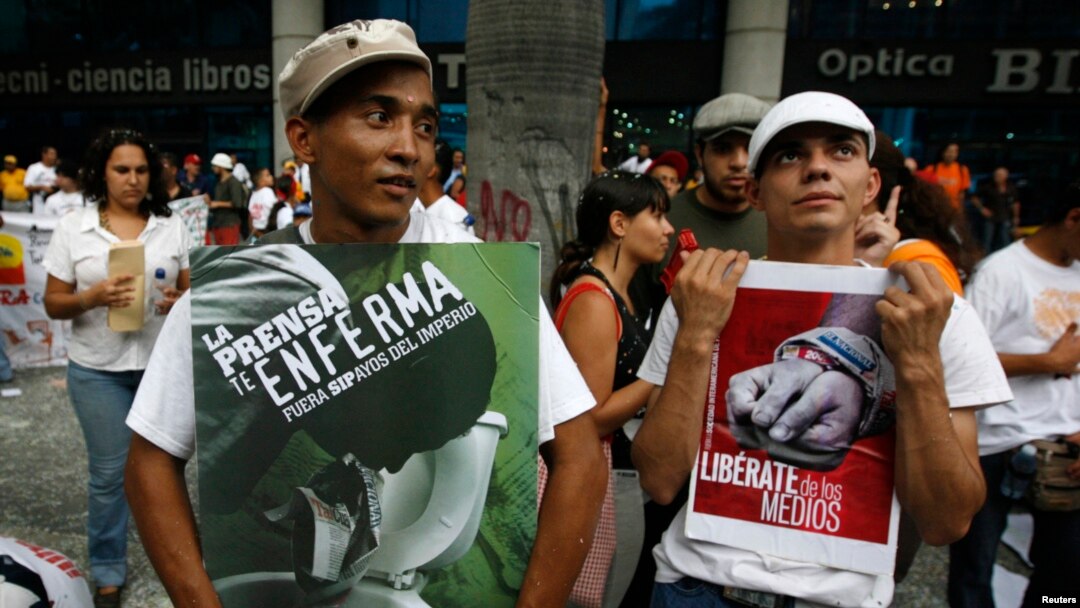 Miembros de organizaciones de medios independientes protestan frente a la reunión de la Sociedad Interamericana de Prensa en Caracas, el 18 de septiembre de 2009.