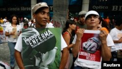 Miembros de organizaciones de medios independientes protestan frente a la reunión de la Sociedad Interamericana de Prensa en Caracas, el 18 de septiembre de 2009.