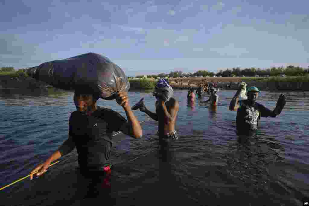 Haiti miqrantları Texasdan Rio Grande çayını keçərək Meksikanın Ciudad Acuna&#39;ya qayıdır