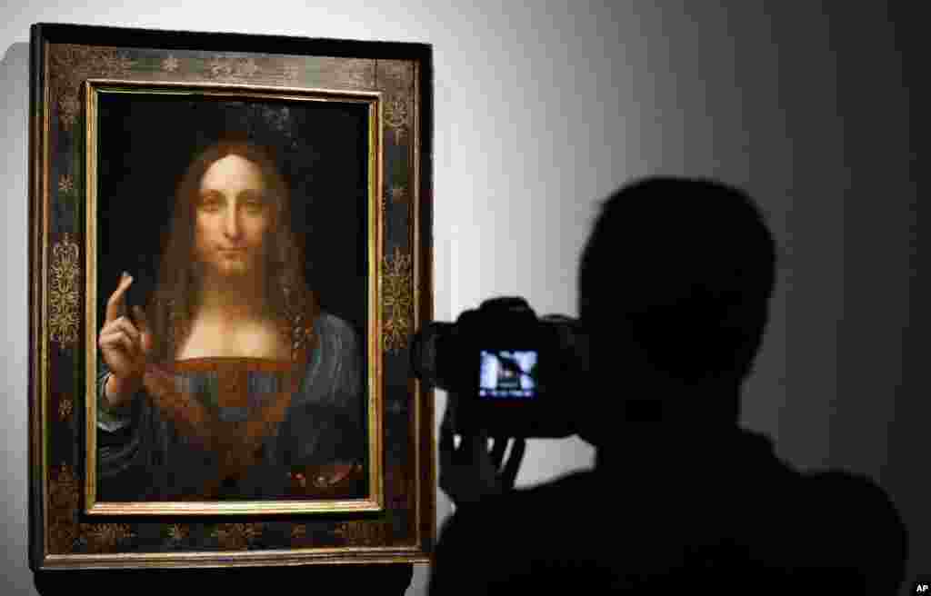 Wani mutumi yana daukar hoton zanen &quot;Salvator Mundi&quot;&nbsp; na Leonardo da Vinci a gidan gwanjo na Christie&#39;s a London, 24 Oktoba, 2017.