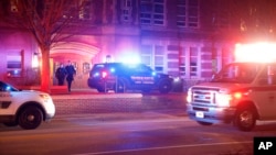 La police enquête sur la scène d'une fusillade à Berkey Hall sur le campus de l'Université d'État du Michigan, lundi 13 février 2023, à East Lansing, Michigan.