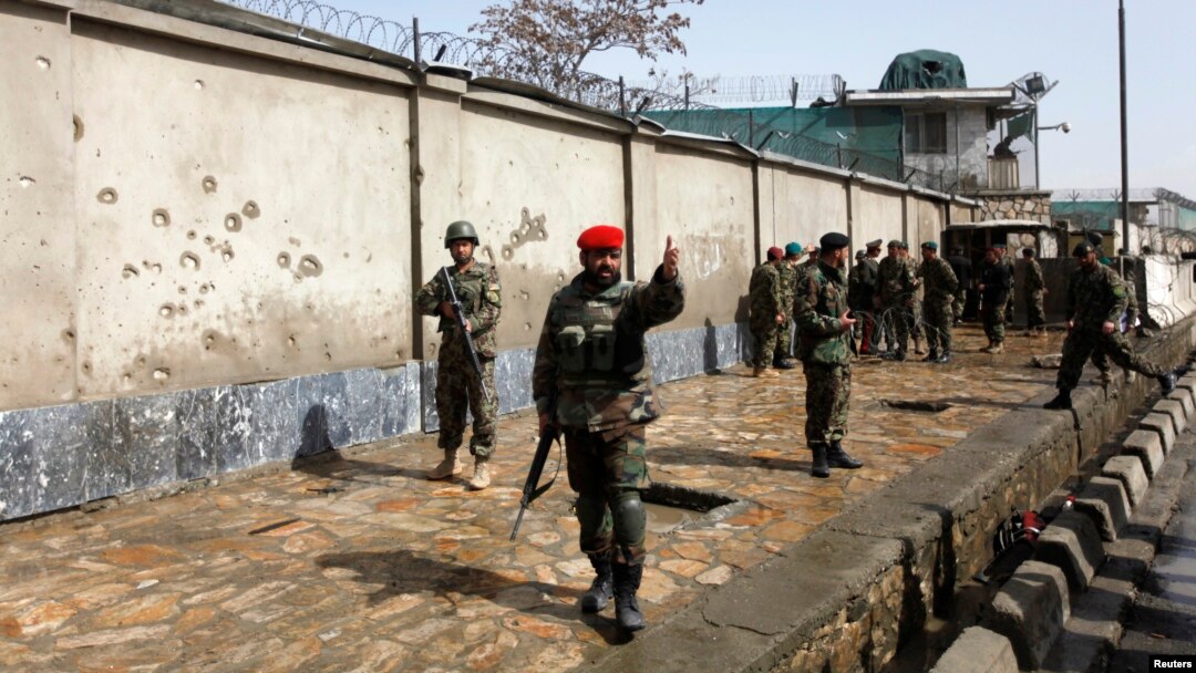 Tentara Nasional Afghanistan terus mengamati lokasi yang terkena serangan bunuh diri di Kabul (9/3). Sedikitnya sembilan orang tewas di gerbang kanotr kementerian pertahanan Afghanistan saat Menhan AS berkunjung ke negara itu.