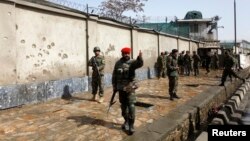 Tentara Nasional Afghanistan terus berjaga di sekitar lokasi serangan di Kabul, 9 Maret 2013 (Foto: dok). 