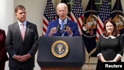 Presiden Joe Biden didampingi Menteri Tenaga Kerja Marty Walsh (kiri) hari Kamis (15/9) mengumumkan tercapainya perjanjian tentatif tentang tenaga kerja perkereta-apian Amerika.