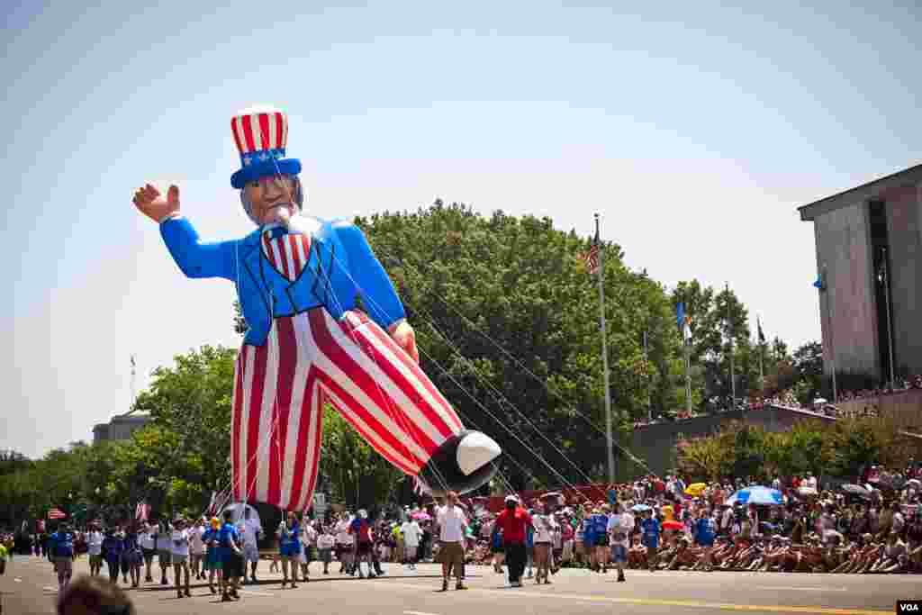  Sebuah boneka tiup Paman Sam raksasa ikut meramaikan&nbsp;parade tahunan Hari Kemerdekaan Amerika di pusat kota Washington, DC, &nbsp;4 Juli 2012. (Allison Klein / VOA) &nbsp; 