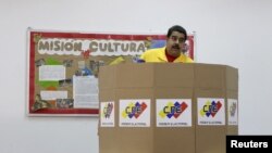 Nicolás Maduro vota durante las primarias del partido socialista. Expresidentes hispanoamericanos exigen elecciones libres.