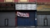 ARCHIVO - Una tienda en Santiago, Chile, con el rótulo, se arrienda, permanece cerrada debido a la pandemia del coronavirus. 16 de abril de 2020.