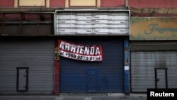 ARCHIVO - Una tienda en Santiago, Chile, con el rótulo, se arrienda, permanece cerrada debido a la pandemia del coronavirus. 16 de abril de 2020.