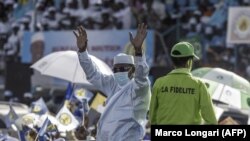 Le président tchadien Idriss Deby Itno salue la foule de ses partisans lors d'un meeting de campagne électorale à N'djamena, le 9 avril 2021.