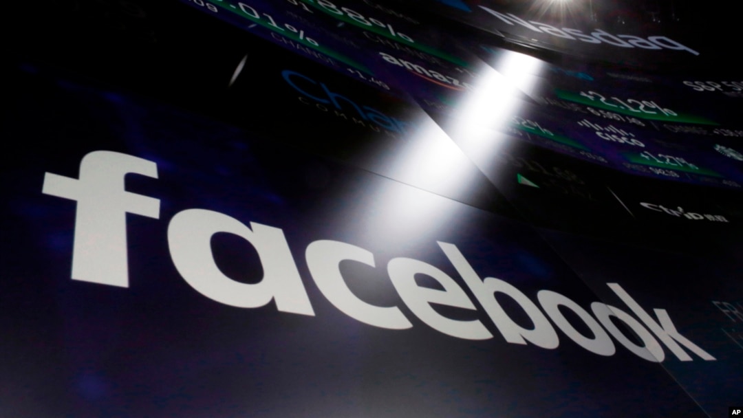 Logo Facebook tampak di layar Nasdaq Market Site di Times Square, New York, 29 Maret 2018.