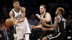 Giannis Antetokounmpo, à gauche, New York, le 13 mars 2016