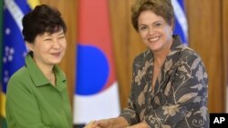 박근혜 대통령과 지우마 호세프 브라질 대통령이 24일 브라질 대통령궁에서 만나 악수하고 있다. (2015년 4월 24일) 