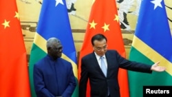 Perdana Menteri Kepulauan Solomon Sogavare dan Perdana Menteri China Li Keqiang di Aula Besar Rakyat China di Beijing, 9 Oktober 2019.