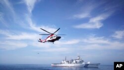 Foto yang dirilis oleh badan Maritim Malaysia ini menunjukkan kapal Penjaga Pantai Jepang Tsugaru (PLH02) dan helikopter dari badan Maritim Malaysia saat melakukan latihan gabungan di Kuantan, Malaysia, Senin 29 Januari 2018.