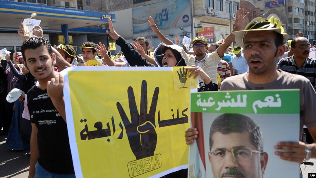 Para pendukung Presiden terguling Mohamed Morsi dari kelompok Ikhwanul Muslimin melakukan unjuk rasa untuk mengenang para korban tewas di kamp Rabaa al-Adawiya, Kairo (20/9). 
