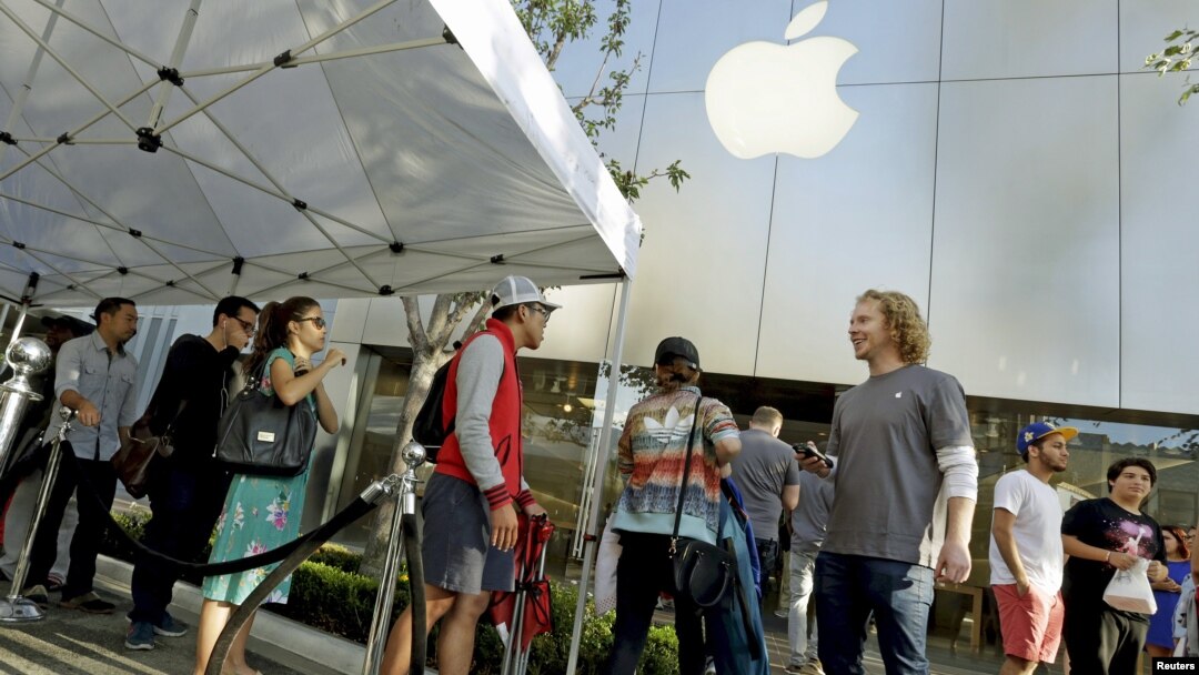 People wait in line as the Apple iPhone 6s and 6s Plus go on sale at an Apple Store in Los Angeles, California Sept. 25, 2015.