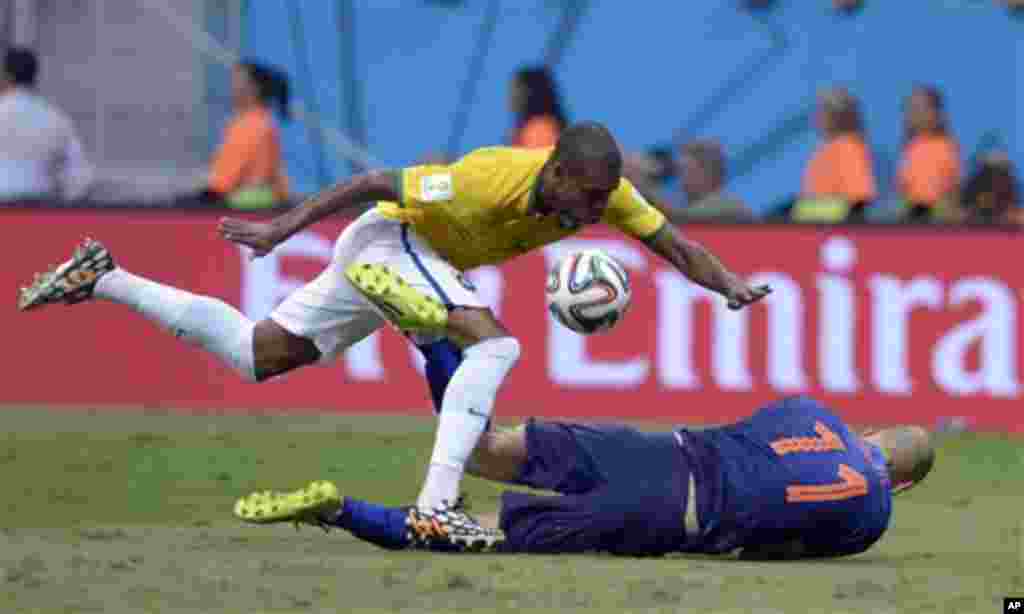 Netherlands' Arjen Robben goes down under a challenge from Brazil's Fernandinho during the World Cup third-place soccer match between Brazil and the Netherlands at the Estadio Nacional in Brasilia, Brazil, Saturday, July 12, 2014. (AP Photo/Manu Fernandez