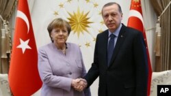 Le président turc Recep Tayyip Erdogan, à droite, avec la Chancelière Angela Merkel à Ankara, Turquie, 2 février 2017.