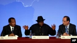 Nigeria President Goodluck Jonathan (C) answers questions with Cameroon President Paul Biya (L) and his French counterpart Francois Hollande during a press conference ending the "Paris Summit for Security in Nigeria," Paris, France, May 17, 2014.