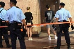 La policía detiene a personas cerca del parque Victoria en el distrito de Causeway Bay de Hong Kong, el 4 de junio de 2021.