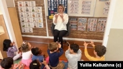 Yulija Kaliuzhna teaching children