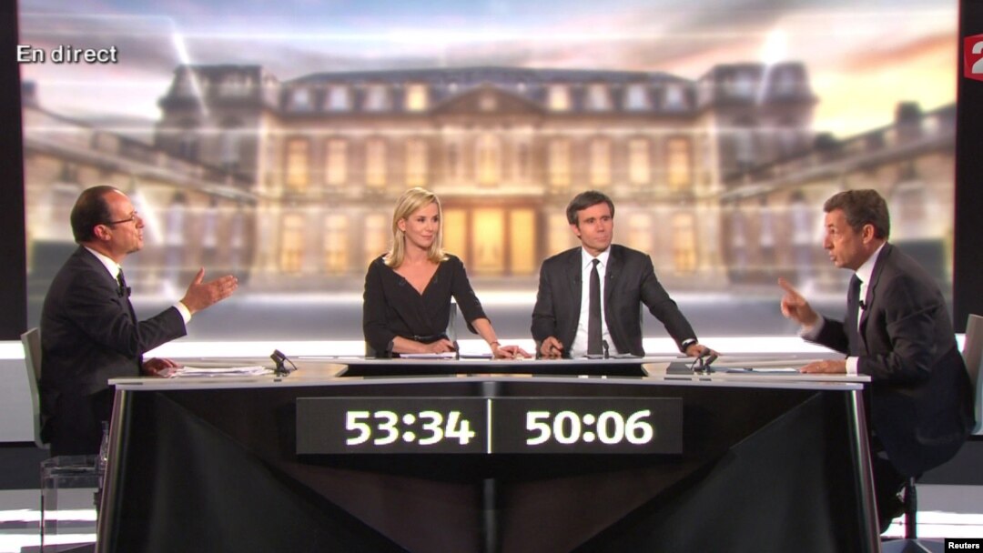 Kandidat Capres Perancis Francois Hollande (kiri) dan Presiden Nicolas Sarkozy (kanan) bersama wartawan David Pujadas (dua dari kanan) dan Laurence Ferrari (dua dari kiri) dalam acara debat Capres Perancis di televisi France2 (2/5).