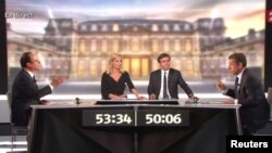 Kandidat Capres Perancis Francois Hollande (kiri) dan Presiden Nicolas Sarkozy (kanan) bersama wartawan David Pujadas (dua dari kanan) dan Laurence Ferrari (dua dari kiri) dalam acara debat Capres Perancis di televisi France2 (2/5).