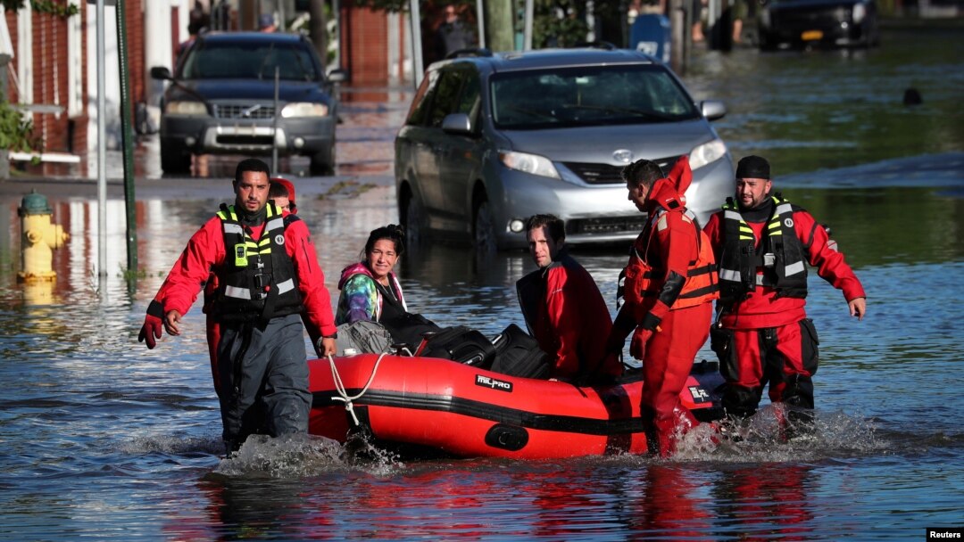 Tim penyelamat mengevakuasi warga yang terjebak banjir di Mamaroneck, negara bagian New York (2/9). 