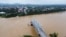 El colapso de un puente debido a las inundaciones provocadas por el tifón Yagi en la provincia de Phu Tho, Vietnam, el lunes 9 de septiembre de 202. AP