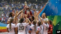 Las jugadoras estadounidenses celebran la Copa Mundial en Vancouver, Canadá.