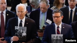 Predsednik Bajden i predsedavajući Predstavničkog doma Kongresa Majk Džonson na ceremoniji godišnjeg obeležavanja Dana sećanja na Holokaust u Vašingtonu, 7. maj, 2024. (Foto: REUTERS/Evelyn Hockstein)