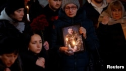 Familiares y amigos asisten a la ceremonia fúnebre de Volodymyr Yezhov, militar ucraniano que recientemente fue asesinado en una pelea contra las tropas rusas cerca de la ciudad de Bakhmut, en medio del ataque de Rusia a Ucrania, en Kyiv, Ucrania, el 27 de diciembre de 2022.