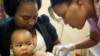 Un enfant se fait vacciner dans un centre contre la tuberculose, en Afrique du Sud, le 27 janvier 2011.