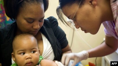 Un enfant se fait vacciner dans un centre contre la tuberculose, en Afrique du Sud, le 27 janvier 2011.