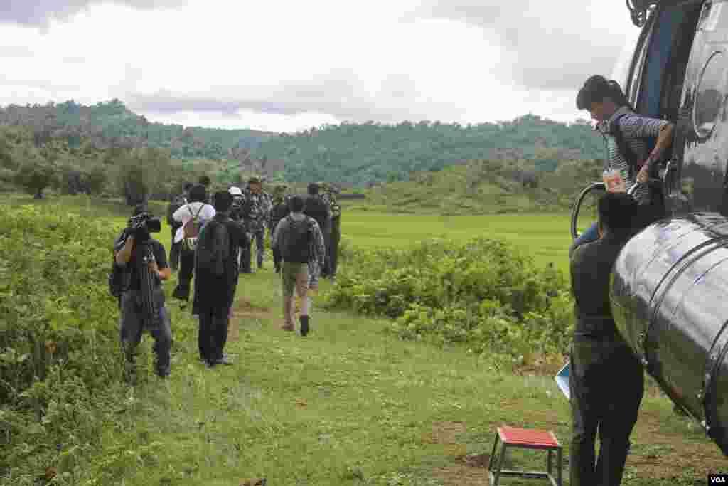 Helikopter Angkatan Udara Myanmar membawa wartawan ke lokasi-lokasi kuburan massal dekat Desa Yebawkya, Kota Kamaungseik di Distrik Maungdaw District, Negara Bagian Rakhine Utara, 27 September 2017. (Moe Zaw and Sithu Naing/VOA Burmese)