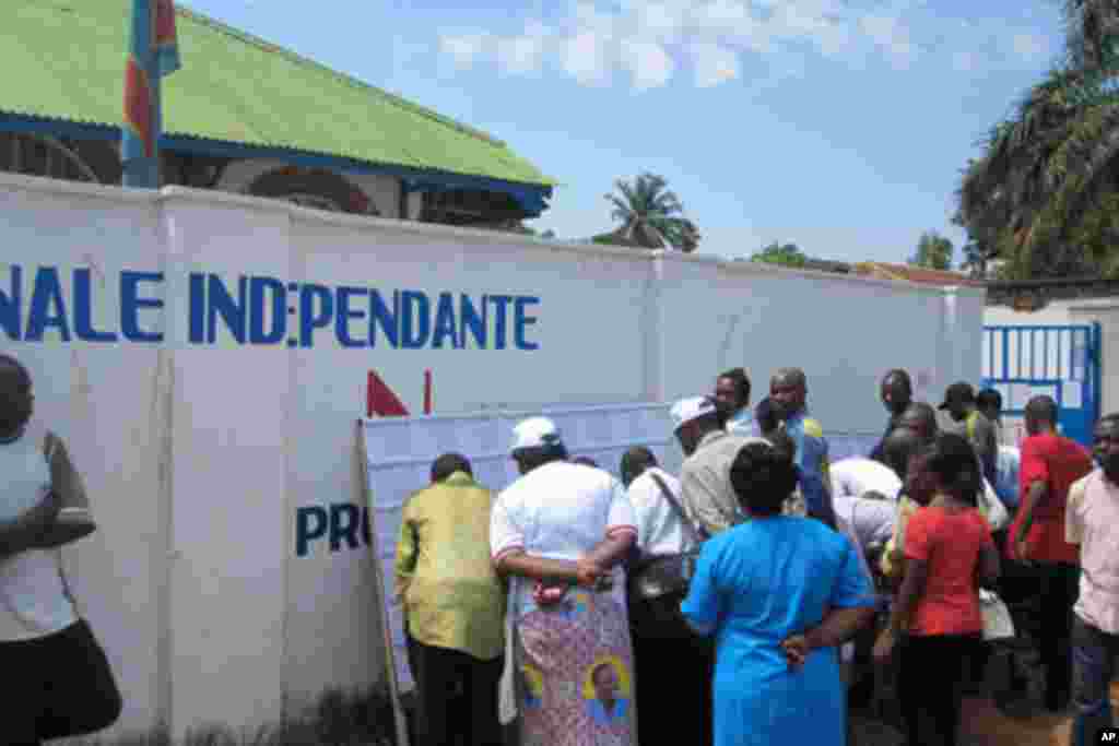 Des habitants de Lubumbashi se rassemblent devant le local de la CENI, à la recherche d'informations (novembre 2011)