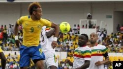 L'attaquant Pierre-Emerick Aubameyang essaie de marquer un but lors de la Coupe d'Afrique des Nations contre le Mali au Stade de L'amitié à Libreville, au Gabon, le 5 février 2012.