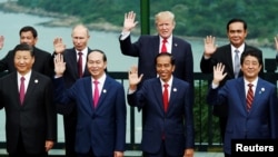 Tư liệu: Các nguyên thủ quốc gia, kể cả TT Mỹ Donald Trump và Chủ tịch TQ Tập Cận Bình, chụp ảnh lưu niệm tại Hội nghị thượng đỉnh APEC ở Đà Nẵng, Việt Nam, ngày 11/11/2017. REUTERS/Jorge Silva 