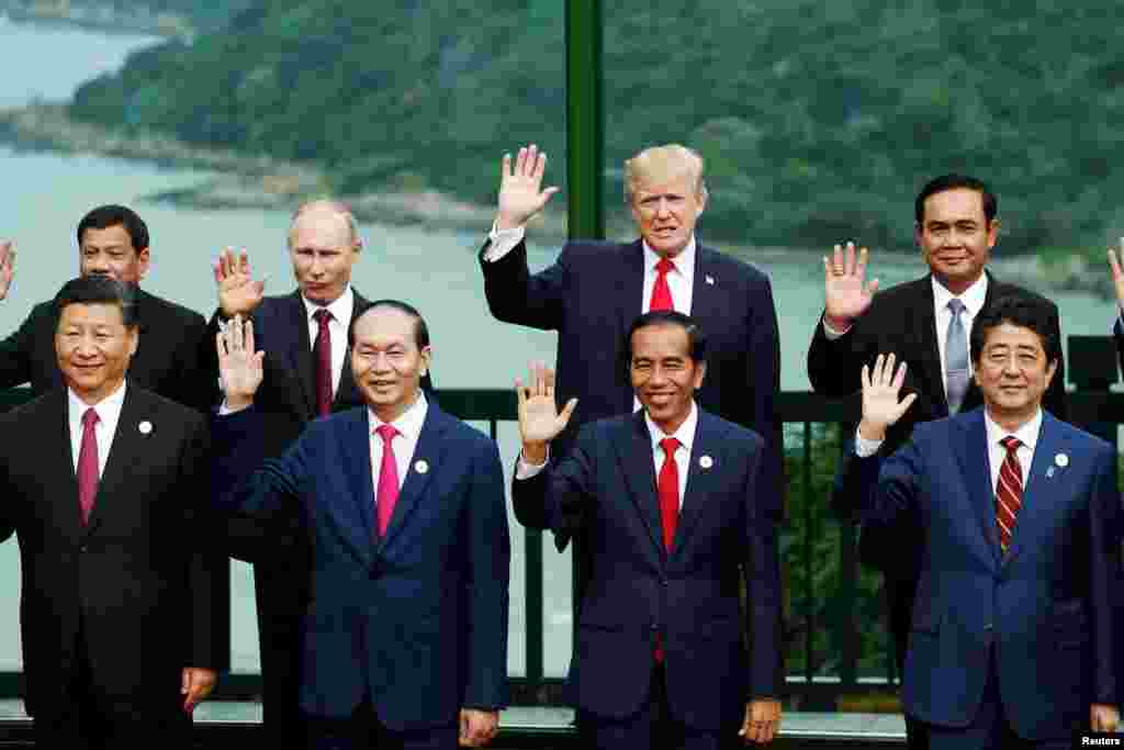 在越南中部城市峴港參加亞太經合組織(APEC)年度峰會的領導人合影。前排左起：中國國家主席習近平，越南國家主席​​陳大光，印度尼西亞總統佐科&middot;維多多，日本首相安倍晉三。後排左起：菲律賓總統杜特爾特，俄羅斯總統普京，美國總統川普，泰國總理巴育（2017年11月11日）。