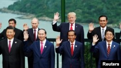 美國總統川普、中國國家主席習近平、俄羅斯總統普京、日本首相安倍晉三、越南國家主席陳大光等領導人在越南峴港舉行的亞太經合組織會議期間合影 (2017年11月11日)。上述前三人是福布斯雜誌2018年世界最具權勢75人榜上的前三名。