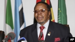 President Bingu Wa Mutharika of Malawi addresses the media after closing the AU summit in Uganda's capital Kampala. (File Photo - July 27, 2010)