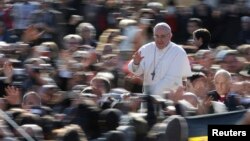 19일 바티칸에서 즉위미사를 가진 프란치스코 1세 교황이 환영인파에 답례하고 있다.