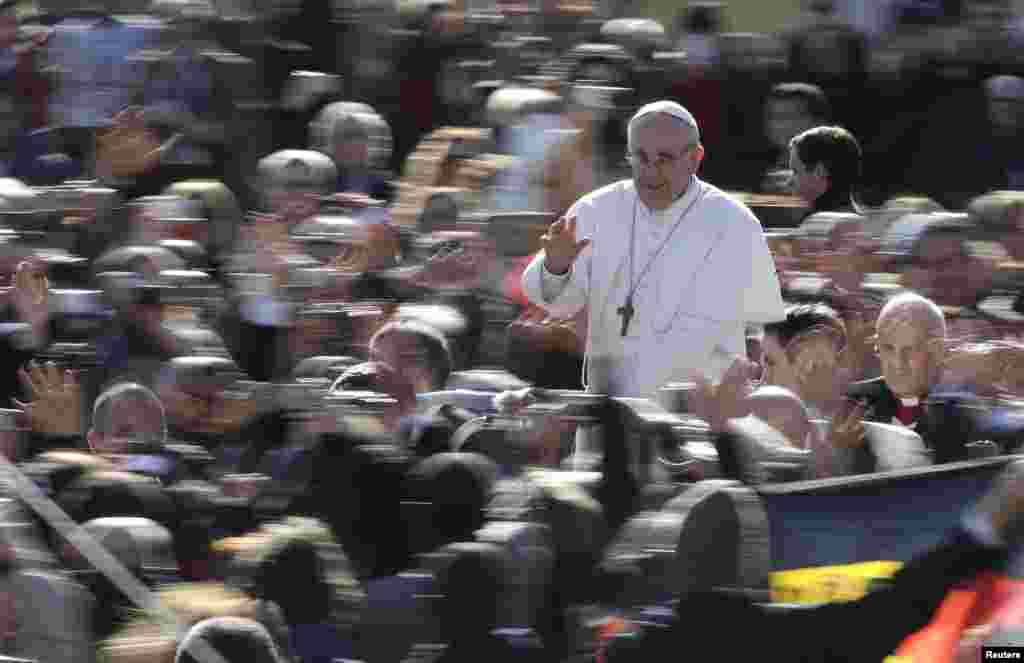 El papa Francisco saluda a la multitud desde el papam&oacute;vil a su llegada a la Plaza de San Pedro.