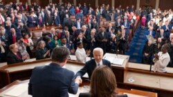 Un presidente Biden enérgico responde a los abucheos en un Discurso sobre el Estado de la Nación con muchos momentos inusuales.