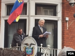 ທ່ານ Julian Assange ໄດ້ປາກົດໂຕອອກມາ ເພື່ອກ່າວຄຳປາໄສ ຈາກລະບຽງ ຂອງສະຖານທູດ ເອກົວດໍ ໃນນະຄອນຫຼວງລອນດອນ. ຫຼັງຈາກກ່າວຖະແຫລງແລ້ວ, ທ່ານໄດ້ກັບຄືນເຂົ້າໄປໃນສະຖານທູດ, ວັນທີ 5 ກຸມພາ 2016. (Photo: L. Ramirez / VOA)